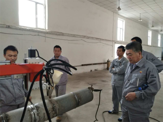 吉林化建领导来我公司考察管道预制自动焊设备